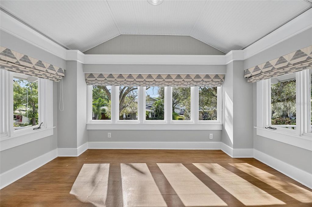 Image 54 of property listing at 3003 W HARBOR VIEW AVENUE, Tampa, FL 33611