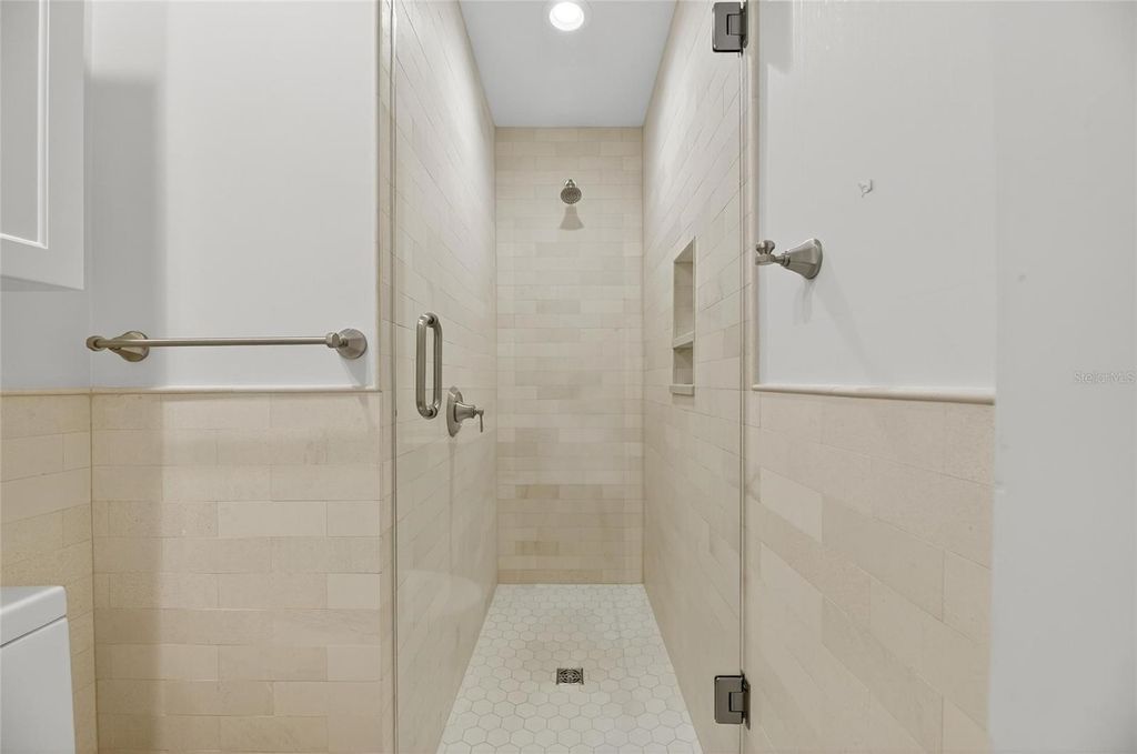 Image 58 of property listing at 3003 W HARBOR VIEW AVENUE, Tampa, FL 33611