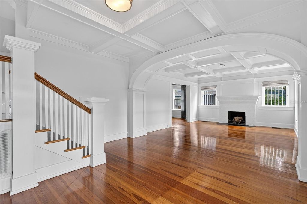 Image 7 of property listing at 3003 W HARBOR VIEW AVENUE, Tampa, FL 33611