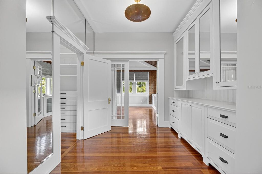 Image 68 of property listing at 3003 W HARBOR VIEW AVENUE, Tampa, FL 33611