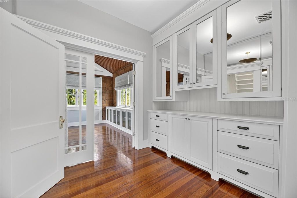 Image 69 of property listing at 3003 W HARBOR VIEW AVENUE, Tampa, FL 33611