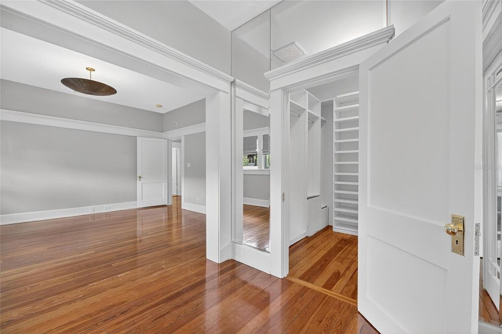 Image 70 of property listing at 3003 W HARBOR VIEW AVENUE, Tampa, FL 33611