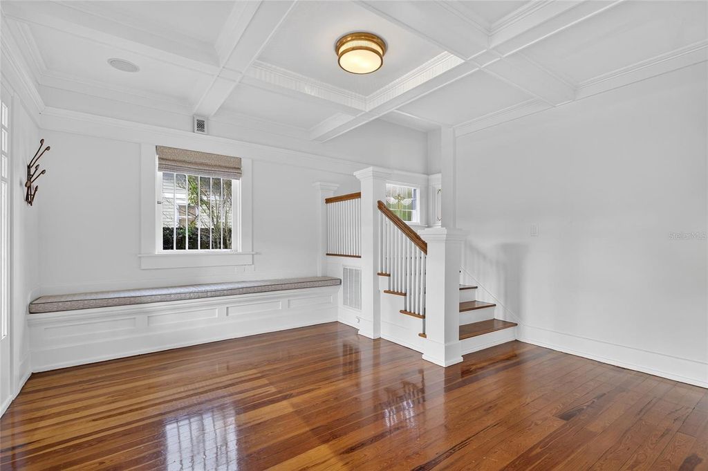 Image 8 of property listing at 3003 W HARBOR VIEW AVENUE, Tampa, FL 33611