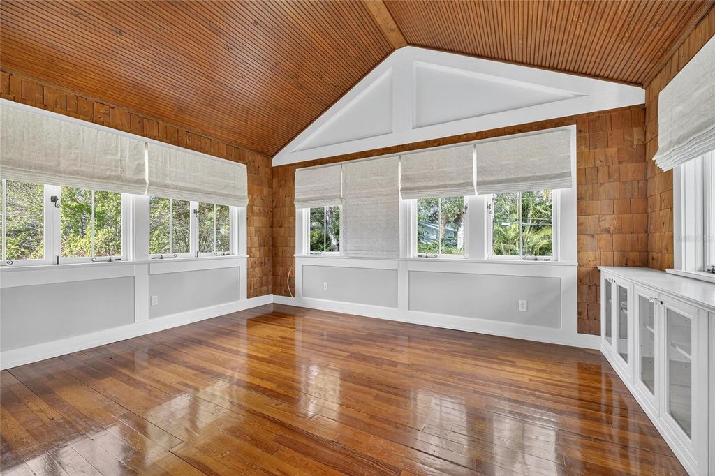 Image 72 of property listing at 3003 W HARBOR VIEW AVENUE, Tampa, FL 33611