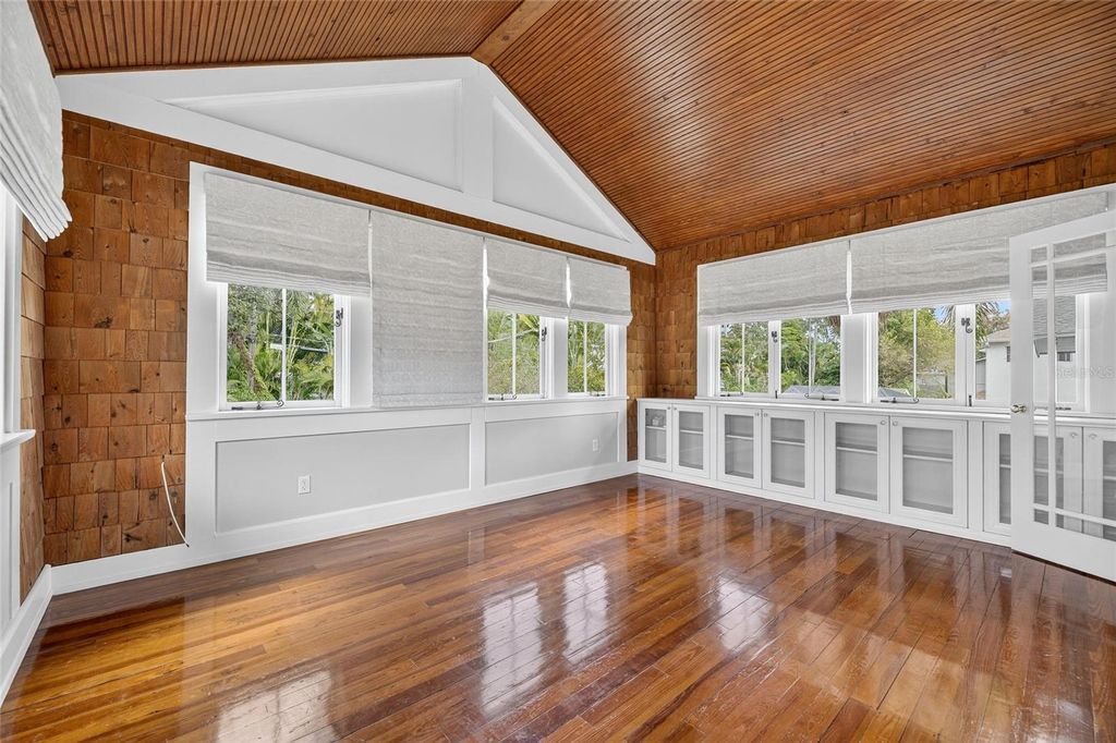 Image 74 of property listing at 3003 W HARBOR VIEW AVENUE, Tampa, FL 33611