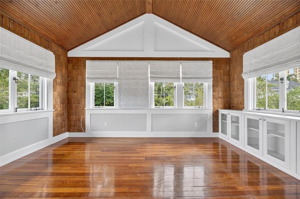 Image 75 of property listing at 3003 W HARBOR VIEW AVENUE, Tampa, FL 33611