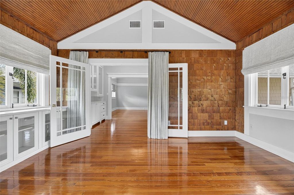 Image 76 of property listing at 3003 W HARBOR VIEW AVENUE, Tampa, FL 33611