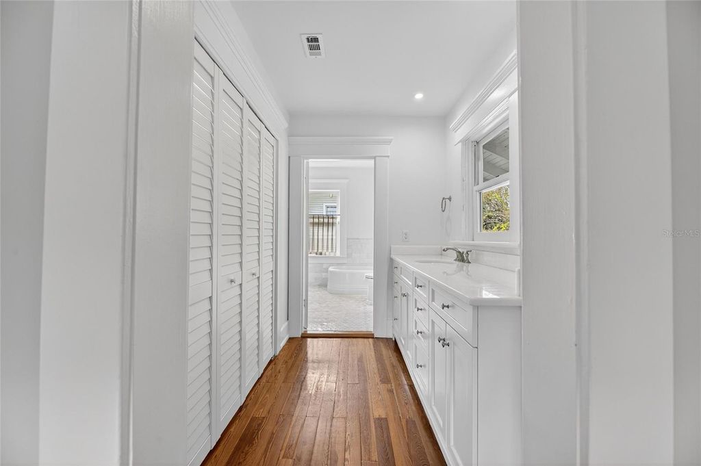 Image 77 of property listing at 3003 W HARBOR VIEW AVENUE, Tampa, FL 33611