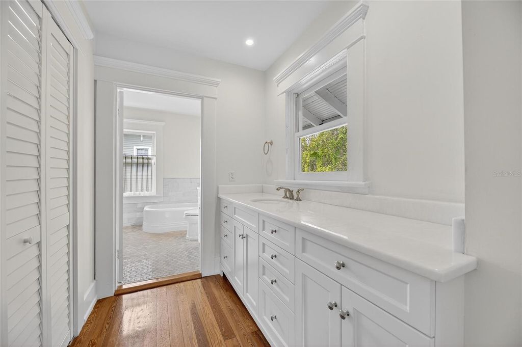 Image 78 of property listing at 3003 W HARBOR VIEW AVENUE, Tampa, FL 33611