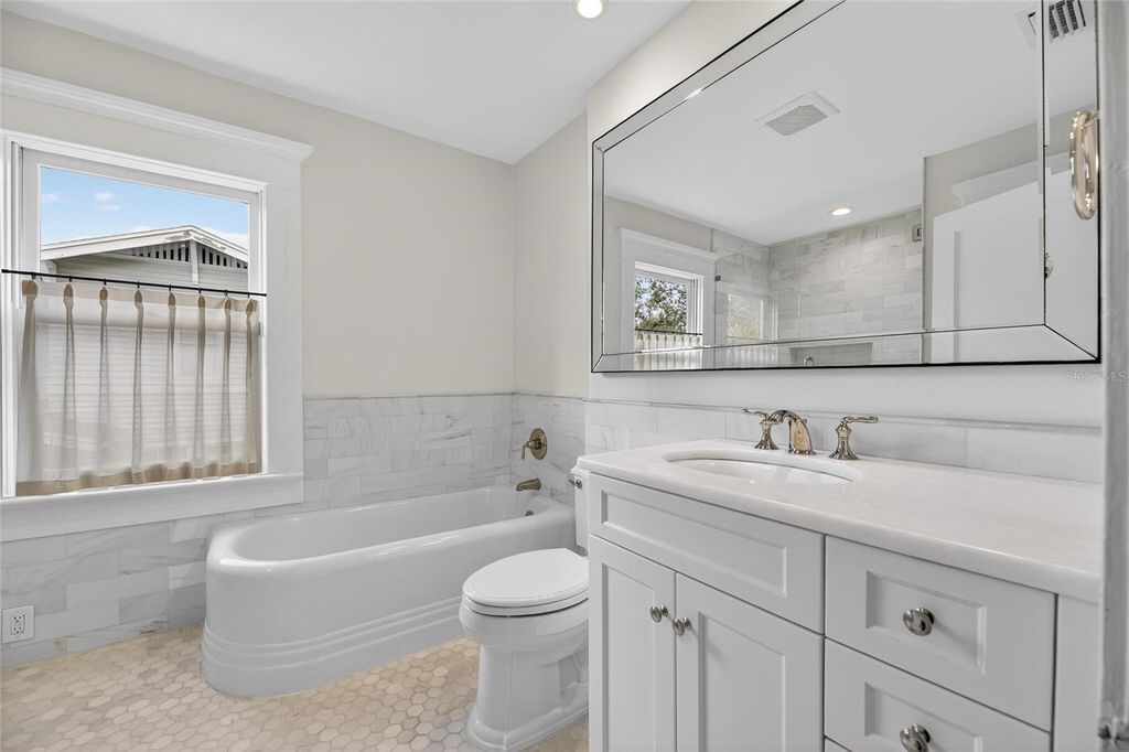 Image 79 of property listing at 3003 W HARBOR VIEW AVENUE, Tampa, FL 33611