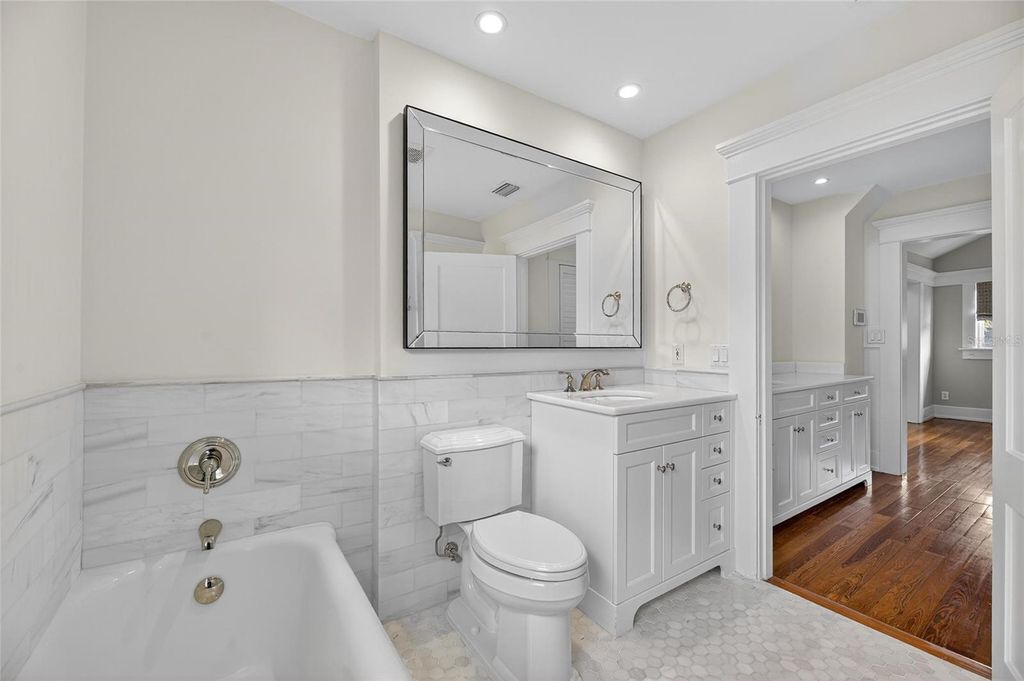 Image 80 of property listing at 3003 W HARBOR VIEW AVENUE, Tampa, FL 33611