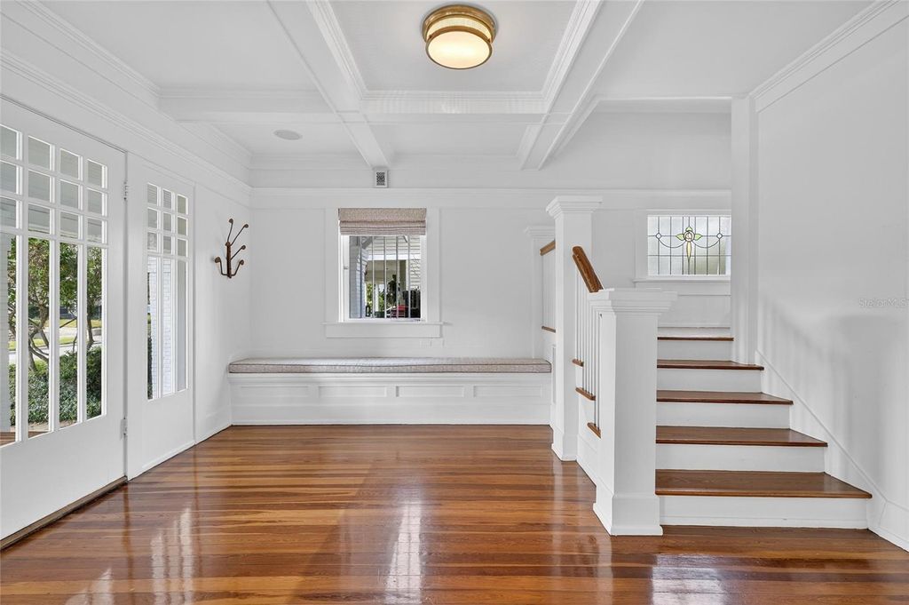 Image 9 of property listing at 3003 W HARBOR VIEW AVENUE, Tampa, FL 33611