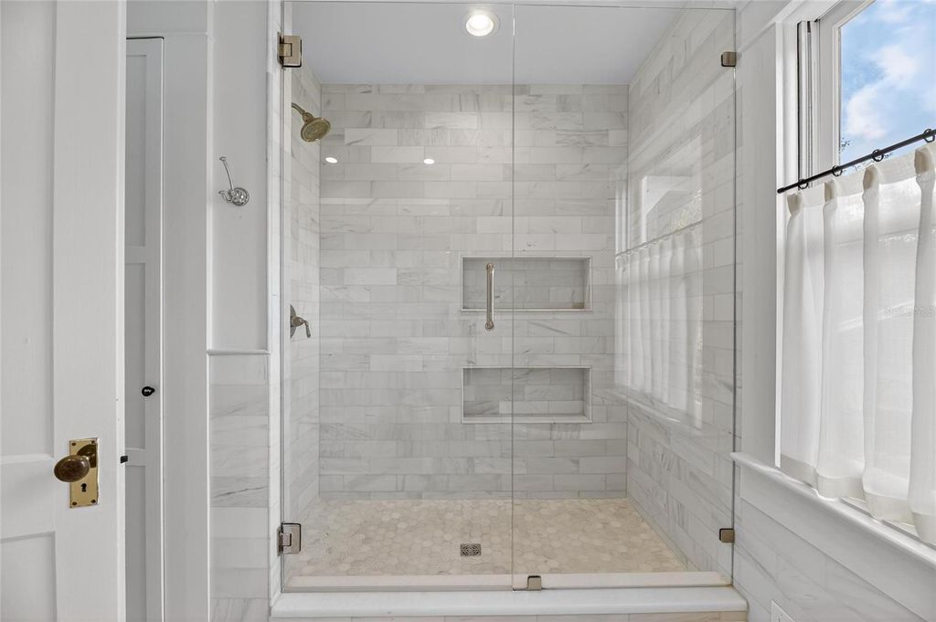 Image 81 of property listing at 3003 W HARBOR VIEW AVENUE, Tampa, FL 33611