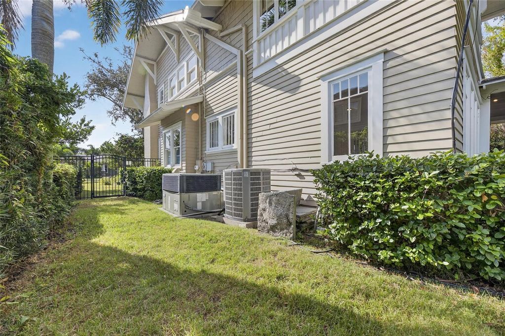 Image 87 of property listing at 3003 W HARBOR VIEW AVENUE, Tampa, FL 33611