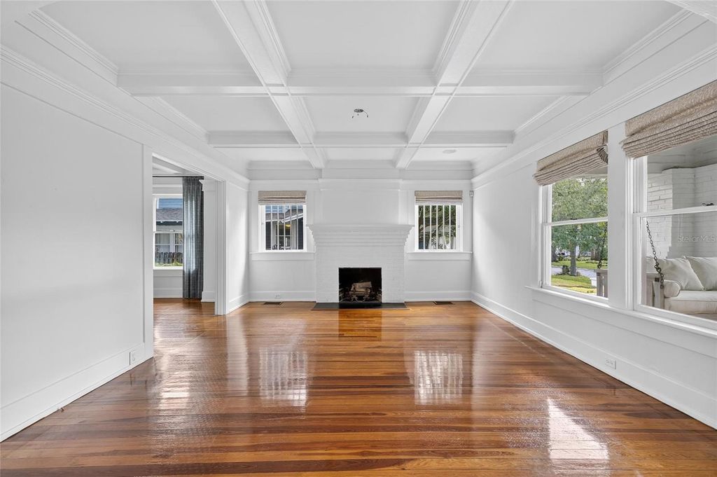 Image 10 of property listing at 3003 W HARBOR VIEW AVENUE, Tampa, FL 33611