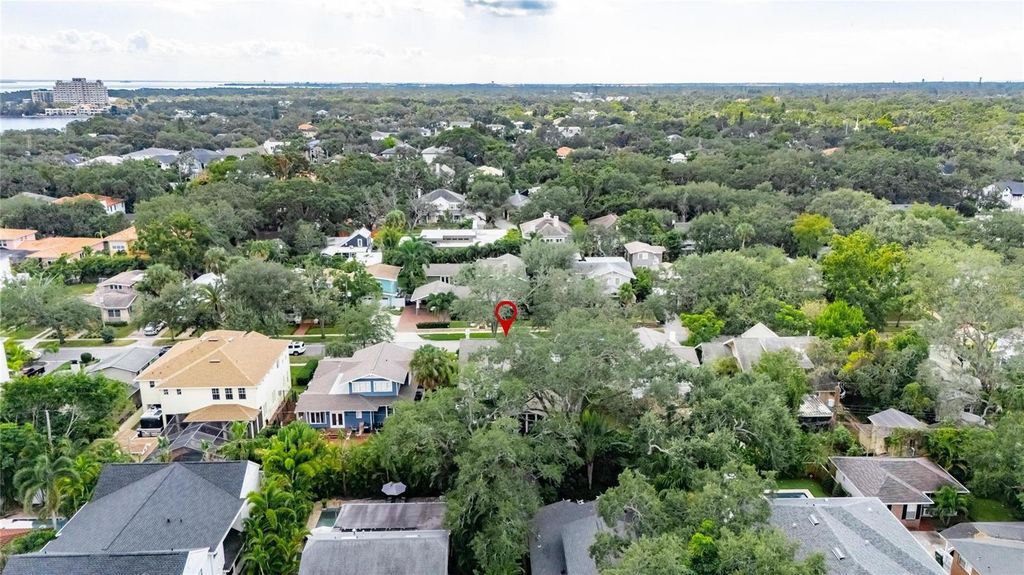 Image 94 of property listing at 3003 W HARBOR VIEW AVENUE, Tampa, FL 33611