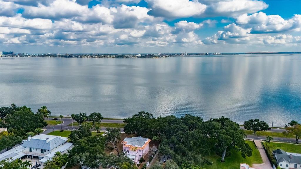 Image 97 of property listing at 3003 W HARBOR VIEW AVENUE, Tampa, FL 33611