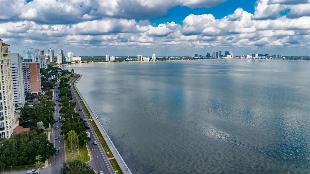 Image 98 of property listing at 3003 W HARBOR VIEW AVENUE, Tampa, FL 33611