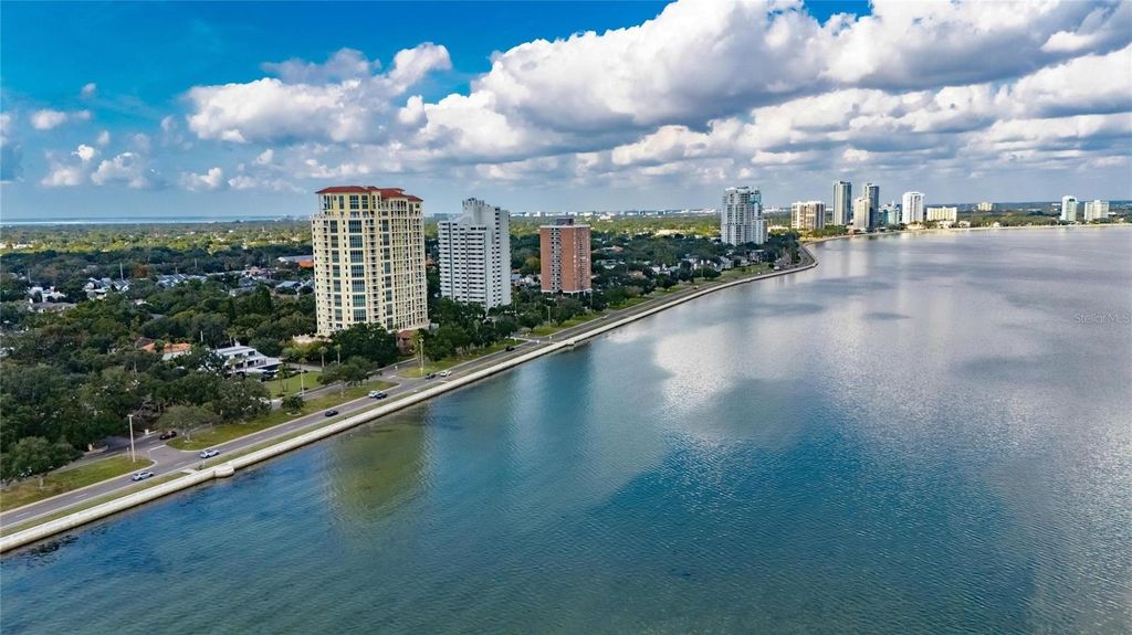 Image 100 of property listing at 3003 W HARBOR VIEW AVENUE, Tampa, FL 33611