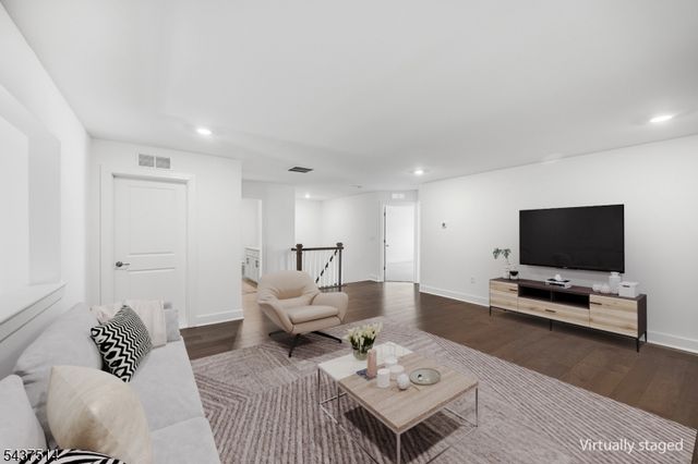 17 Kelsch Dr, Morris Plains Boro, NJ 07950