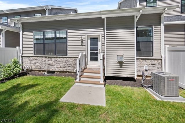 17 Kelsch Dr, Morris Plains Boro, NJ 07950
