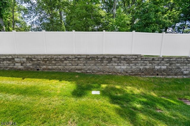 17 Kelsch Dr, Morris Plains Boro, NJ 07950