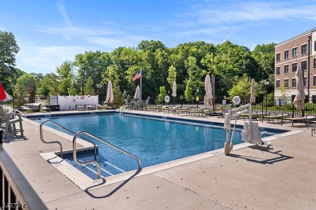 17 Kelsch Dr, Morris Plains Boro, NJ 07950