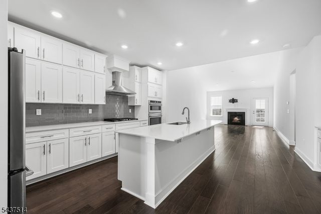 17 Kelsch Dr, Morris Plains Boro, NJ 07950
