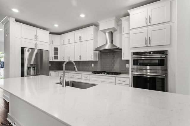 17 Kelsch Dr, Morris Plains Boro, NJ 07950