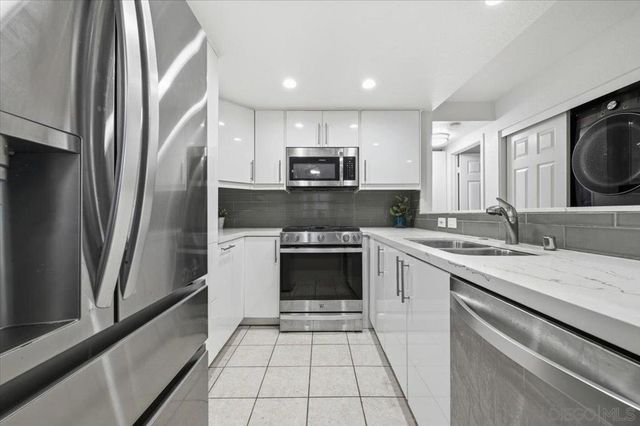 1564 Tanglewood Ln. 18, Escondido, CA 92029