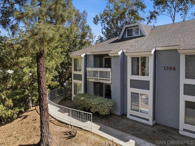 1564 Tanglewood Ln. 18, Escondido, CA 92029