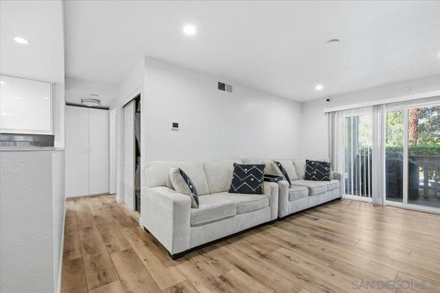 1564 Tanglewood Ln. 18, Escondido, CA 92029