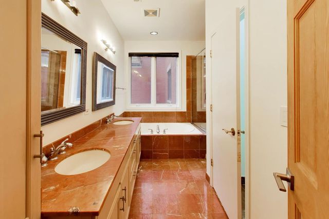 484 N Canal Street, Chicago, IL 60654