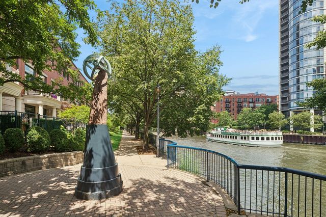 484 N Canal Street, Chicago, IL 60654