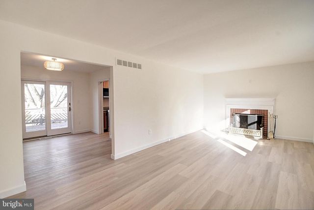 915 SHAWNEE DR, Frederick, MD 21701