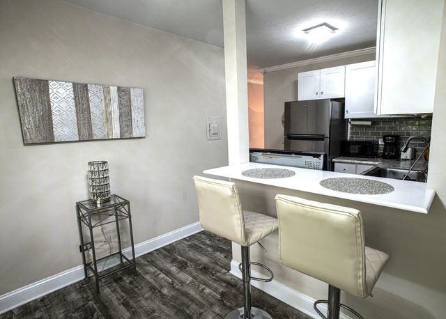 485 Duane Terrace B4, Glen Ellyn, IL 60137