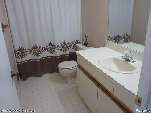 4250 Breckenridge Drive, West Bloomfield, MI 48322