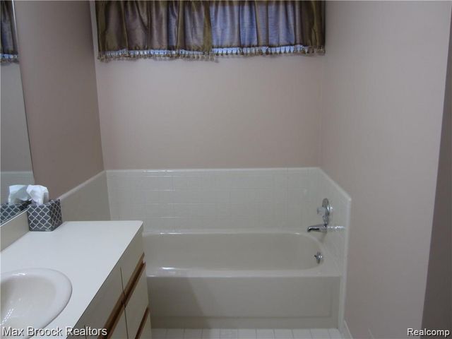 4250 Breckenridge Drive, West Bloomfield, MI 48322