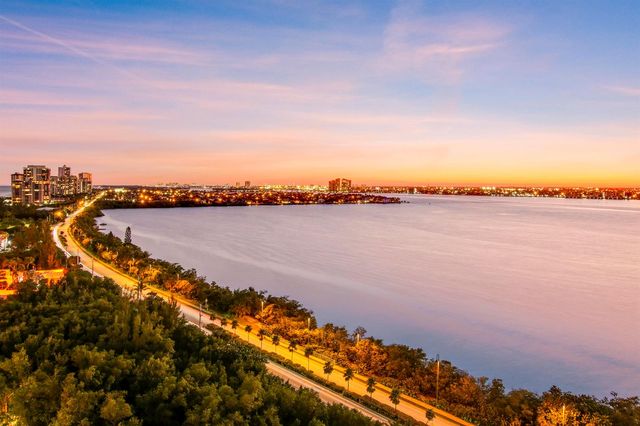 5280 N Ocean Drive 4d, Singer Island, FL 33404