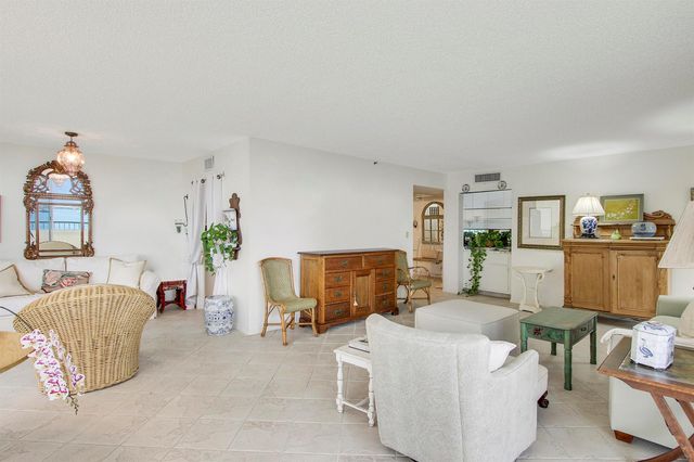 5280 N Ocean Drive 4d, Singer Island, FL 33404