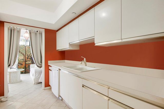 5280 N Ocean Drive 4d, Singer Island, FL 33404