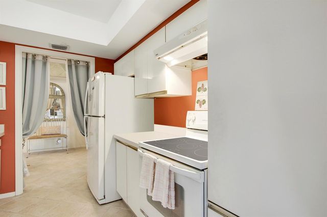 5280 N Ocean Drive 4d, Singer Island, FL 33404