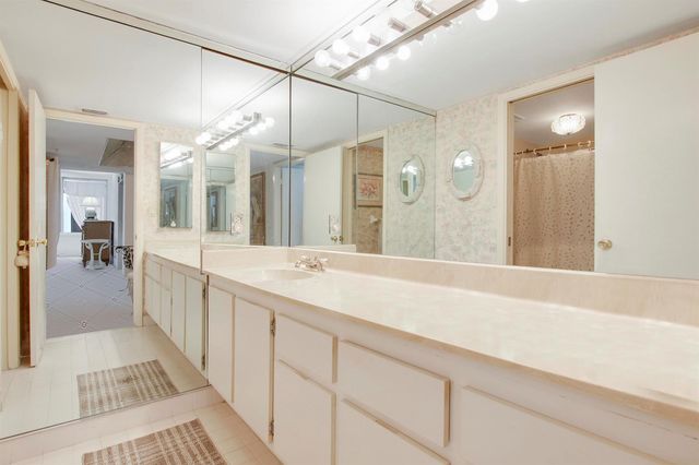 5280 N Ocean Drive 4d, Singer Island, FL 33404