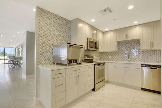 5280 N Ocean Drive 4d, Singer Island, FL 33404
