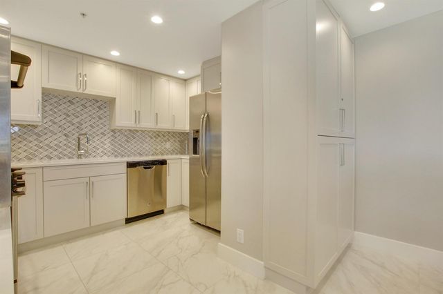 5280 N Ocean Drive 4d, Singer Island, FL 33404