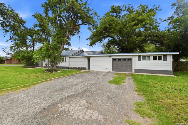 2401 Avenue J, Hondo, TX 78861