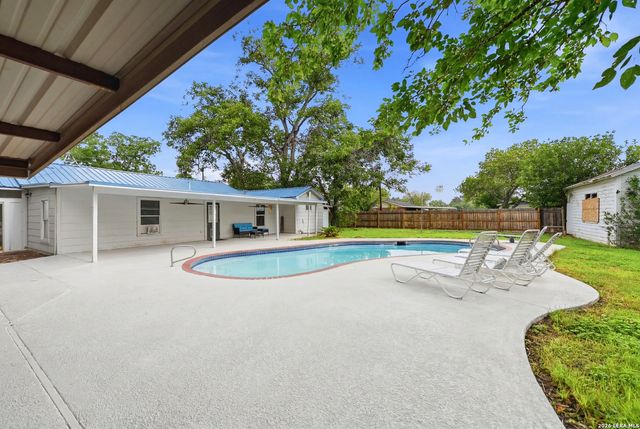 2401 Avenue J, Hondo, TX 78861