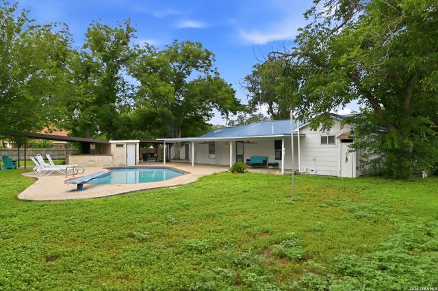 2401 Avenue J, Hondo, TX 78861