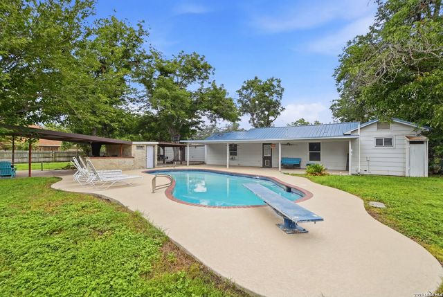 2401 Avenue J, Hondo, TX 78861