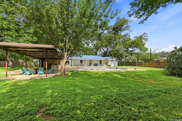 2401 Avenue J, Hondo, TX 78861